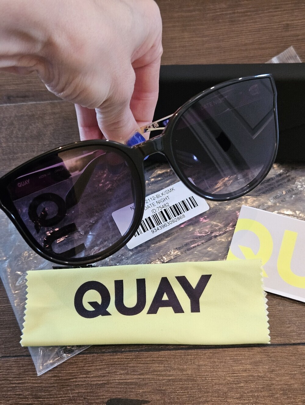 NWT QUAY Australia Date Night Sunglasses Black Gold w/ Case & Cloth